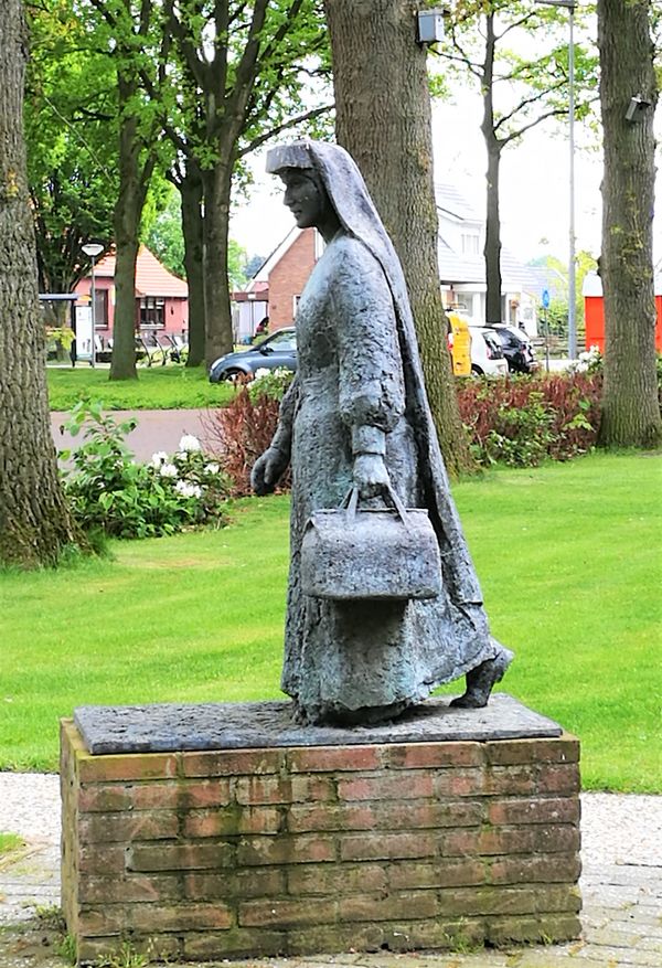 Statue Veenloopcentrum Schwester Engels